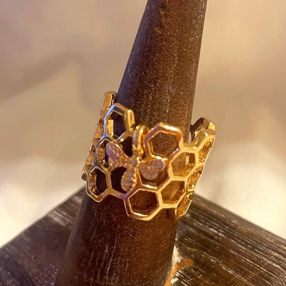 Chunky Gold Honeycomb Ring with Dangling Bee - Picture 2 of 4